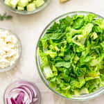 Naturoprathie Salade hachée avec de la laitue romaine, fromage Feta, concombres, oignon rouge et aneth avec une simple vinaigrette au vin rouge. Une salade facile à accompagner de tous vos plats méditerranéens.